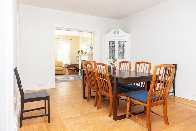Building Photo - Massive 6 Bed / 2.5 Bath on Comm Ave | Parking Included | W/D In-Unit | 9/1