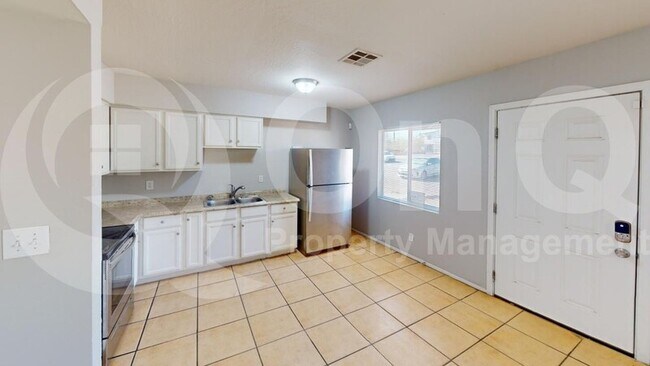 Building Photo - 9011 S 8th Pl