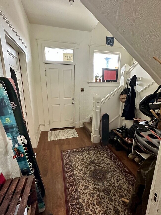 Foto del edificio - Spacious 7-Bed, 2-Bath Near Downtown Bellingham of Comfortable Living!