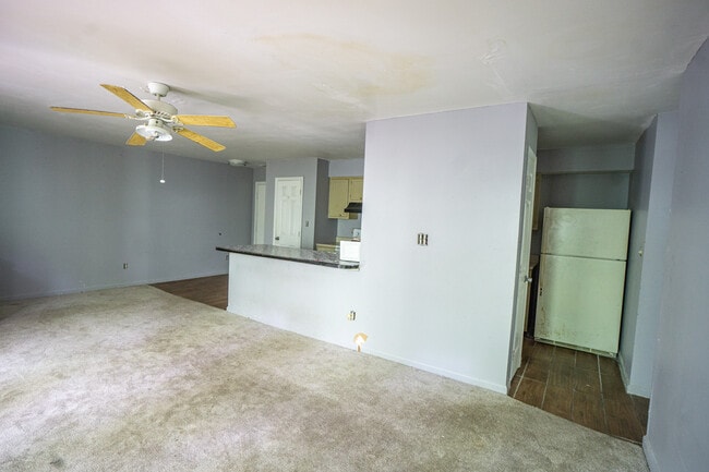 Building Photo - 1300 Park Glen Dr