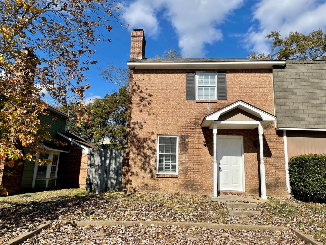 Primary Photo - 2 bed 1.5 bath town home available in NE J...