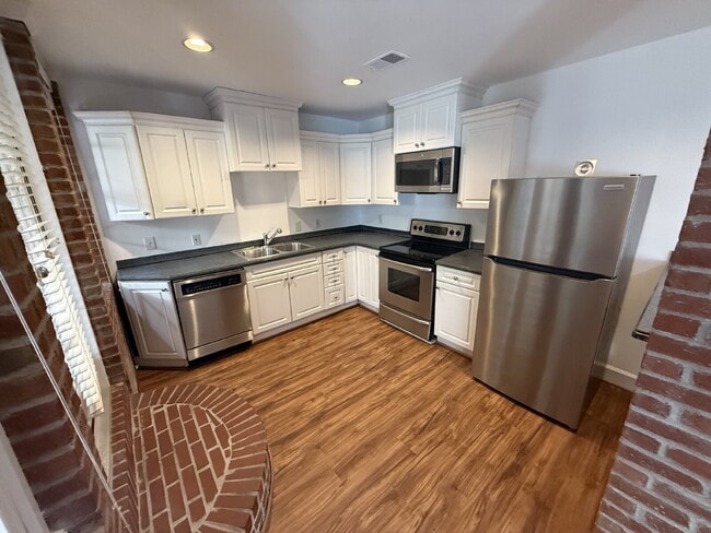 Foto del edificio - "Charming 2-Bed Condo with Hardwood Floors & Pool Oasis in Vibrant Atlanta!"