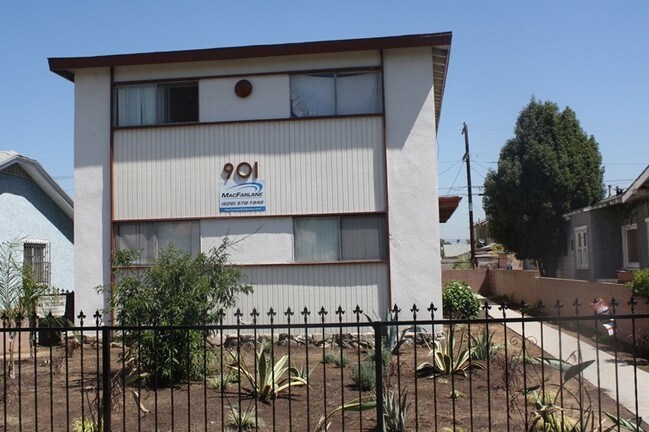 Building Photo - 901 W 76th St