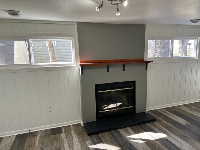 Foto del edificio - FREE MAY RENT!! Freshly Updated 2 Bedroom ...