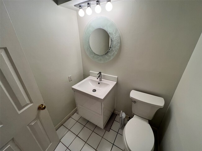 Building Photo - 919 S Ripple Creek Dr