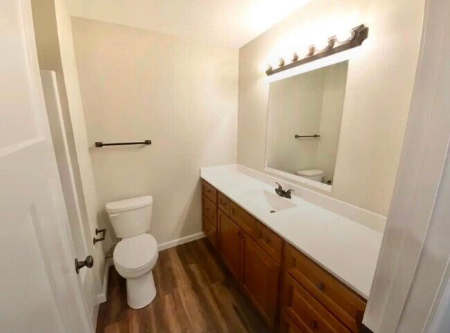 Foto del edificio - 2 bed 1 bath triplex unit