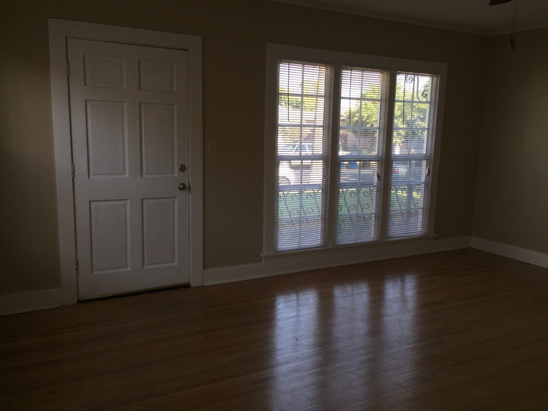Sala de estar con vista al este - 2101 Hillcrest Dr