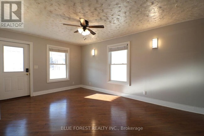 Photo du bâtiment - 294 Wharncliffe Rd S
