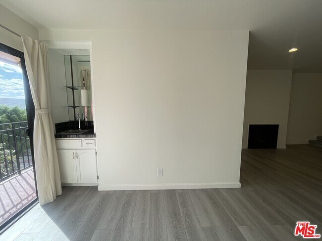 Foto del edificio - 1337 N Sierra Bonita Ave