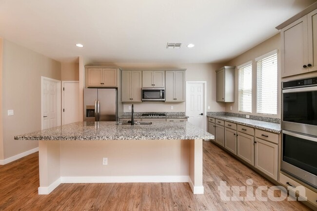 Building Photo - 4820 S Mole