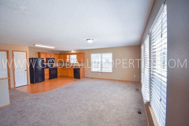 Building Photo - 2 Bedroom, 2.5 Bath Townhome in Ankeny