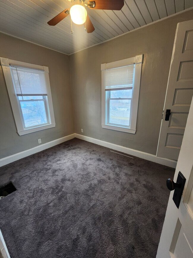 Building Photo - Spacious 3 Bedroom Duplex Near 10th and Sh...