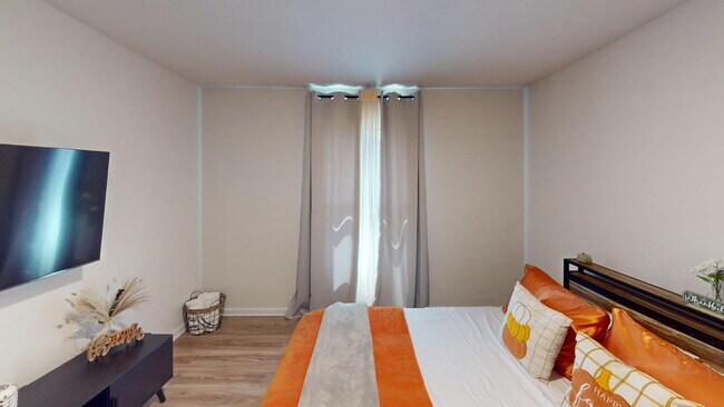 Building Photo - Modern Comfort Meets Flexibility in West P...