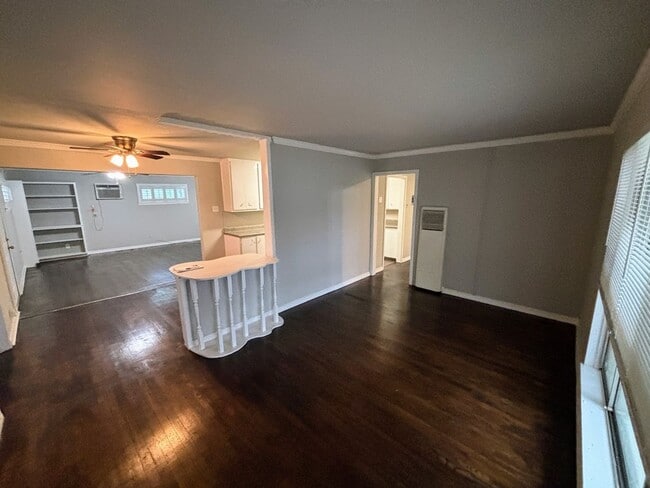 Building Photo - Centrally located cute single story In Gre...