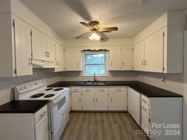 Building Photo - 6607 Elm Forest Dr