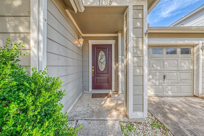 Foto del edificio - 11330 Log Cabin Ln