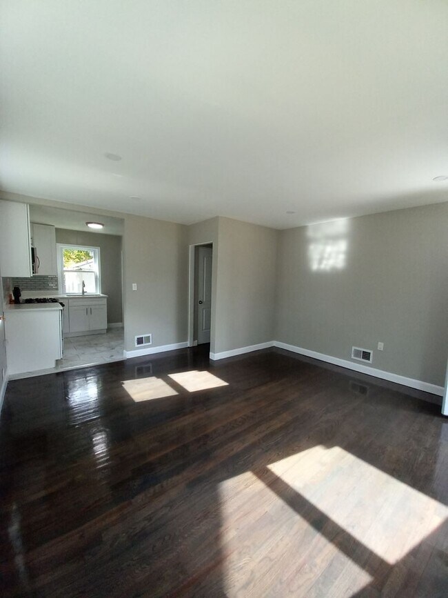 Building Photo - Newly updated 2 Bedroom Home