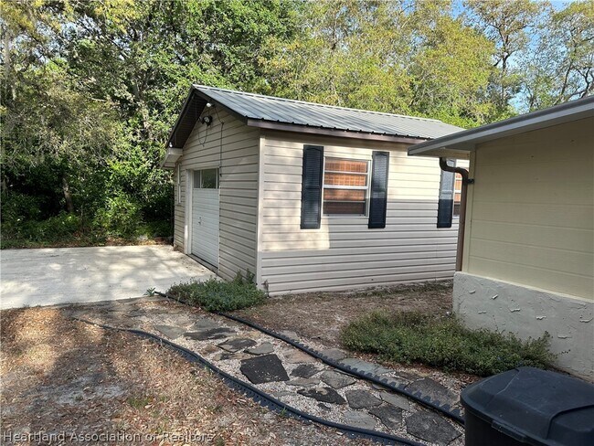 Building Photo - 1819 N Torrington Rd