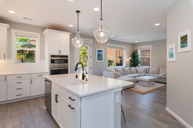 Foto del edificio - Luxury North Creek Living with Privacy and Designer Upgrades