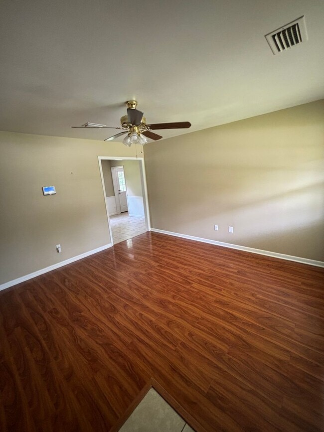 Building Photo - FOR RENT 3 Bed 2 bath home