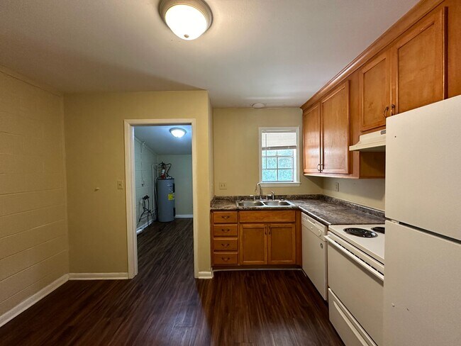 Foto del edificio - 2 bedroom 1 bath duplex available for rent!