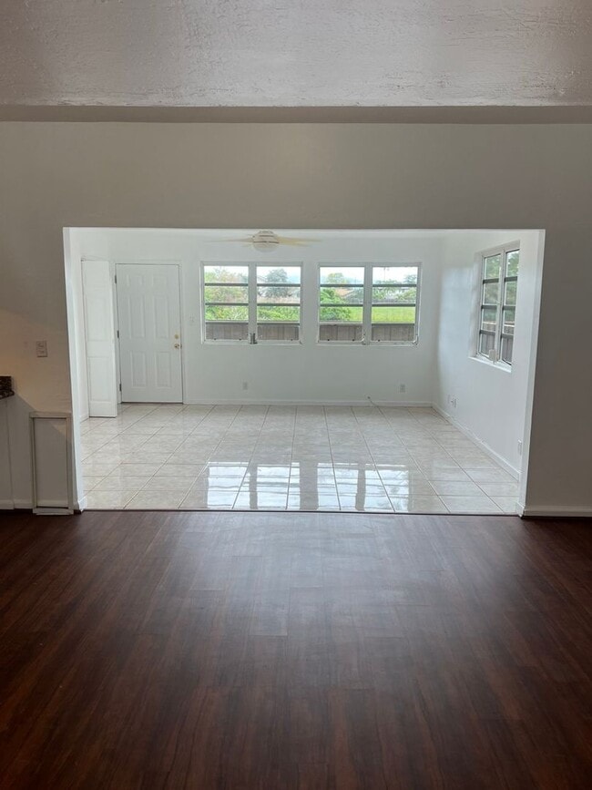 Building Photo - Loft, 2 Bedrooms, Split Townhouse, AC, 2 Parking