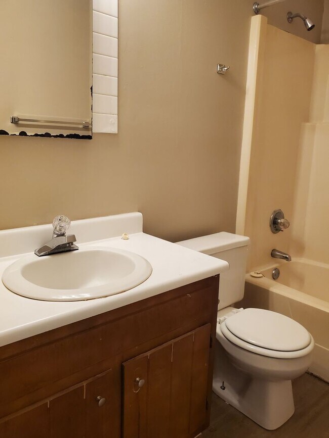 Foto del edificio - Two-bedroom townhouse apartment located in...