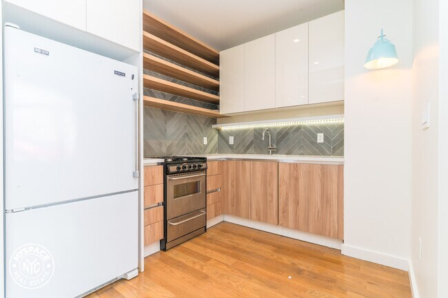 Building Photo - 555 Graham Ave