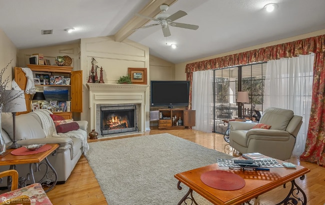 Building Photo - Beautiful 2 Bedroom, 2 Bathroom home with ...