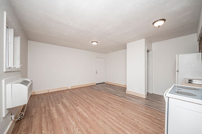 Foto del edificio - Please View 3D Virtual Walk-Through Before Scheduling a Showing