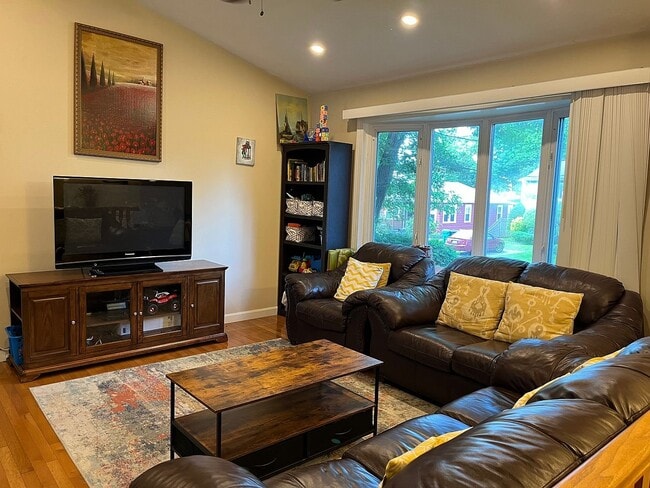Building Photo - 331 Beachwood Dr