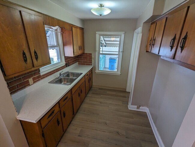 Building Photo - Cozy Cape Cod with Dining Area and 1.5 Car...