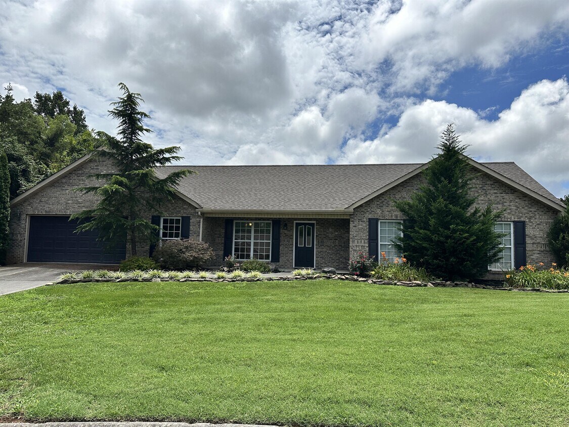 Primary Photo - 1627 Chicory Ct
