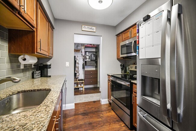Building Photo - 1419 Valley Dr