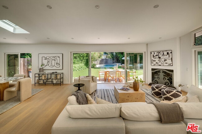Building Photo - 10120 Cielo Dr
