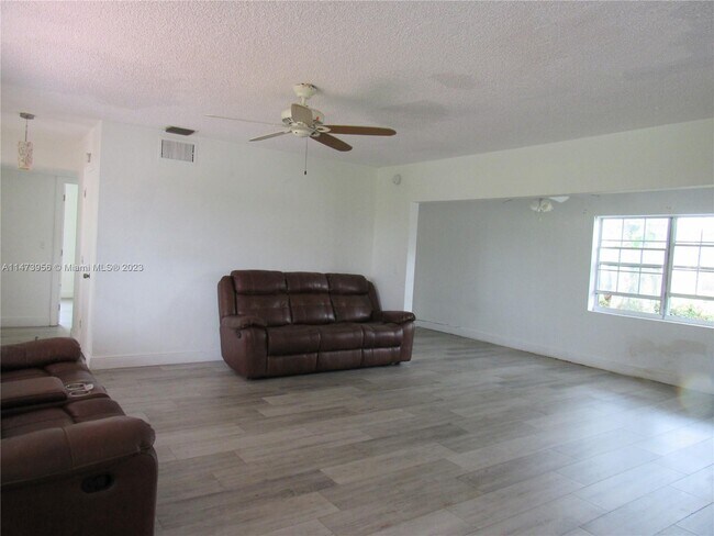 Foto del edificio - 4760 NW 2nd Pl