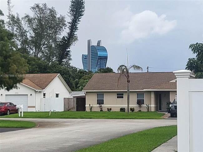 Building Photo - 5512 SW 57th Pl