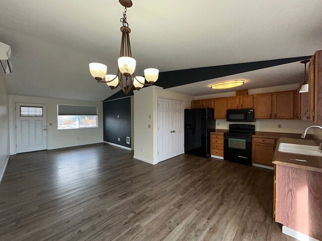 Foto del edificio - 3 Bedroom / 2 Bathroom Home in SW Redmond