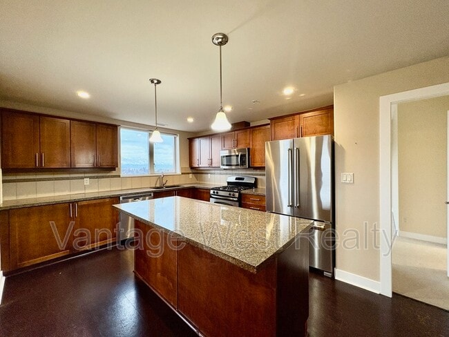 Building Photo - 1160-1160 Bernard Ave