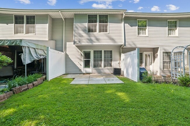 Building Photo - Beautiful 2 Bed 1.5 Bath Townhouse in Oakm...