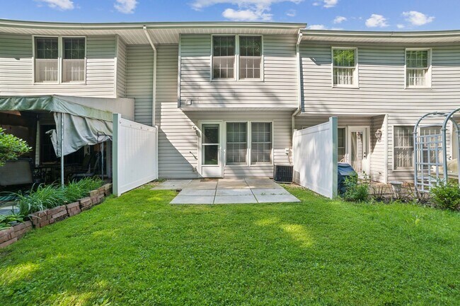 Foto del edificio - Beautiful 2 Bed 1.5 Bath Townhouse in Oakm...
