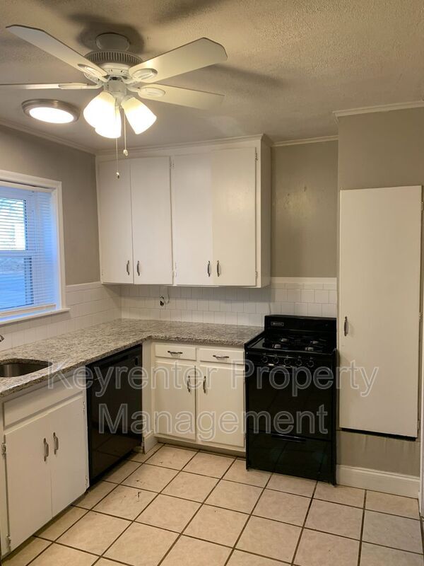 Foto del edificio - 1420 S Quaker Ave