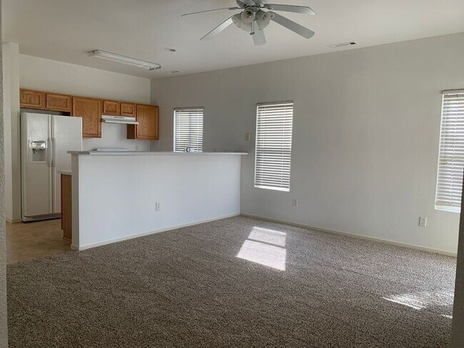 Foto del edificio - Open Floor Plan, 3 bedroom, 2 bath, yard