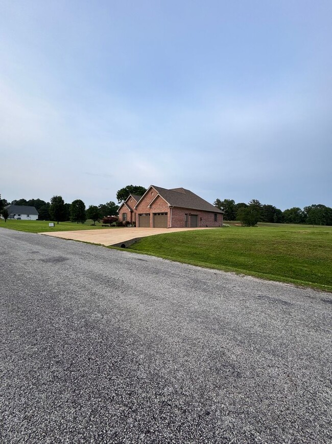 Building Photo - Steps from the Tee—Your Golf Course Home A...