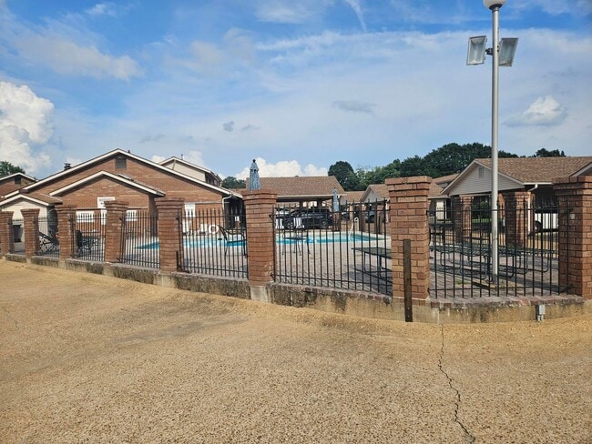 Building Photo - 2711 Greenbriar Dr