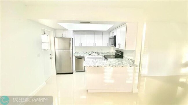 Building Photo - 317 SE 12th Ave