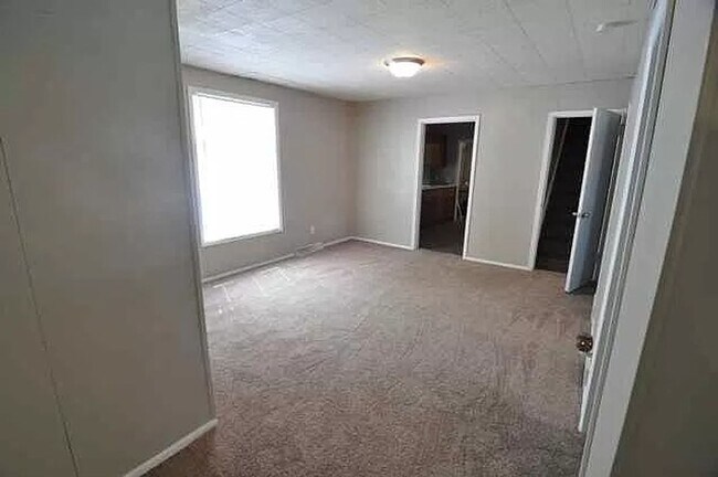 Foto del edificio - 5 Bedroom Home Available Now!