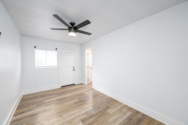 Foto del edificio - Awesome 2 Bed 1 Bath Remodeled House with Gated Front Yard