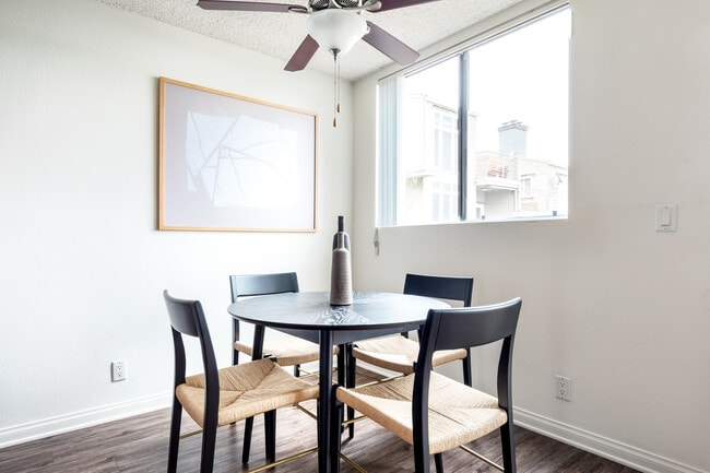 Foto del edificio - 1439 N Poinsettia Pl