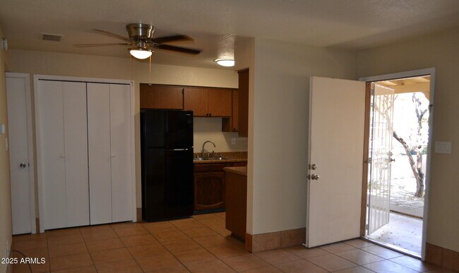 Building Photo - 427 E Friar Ave